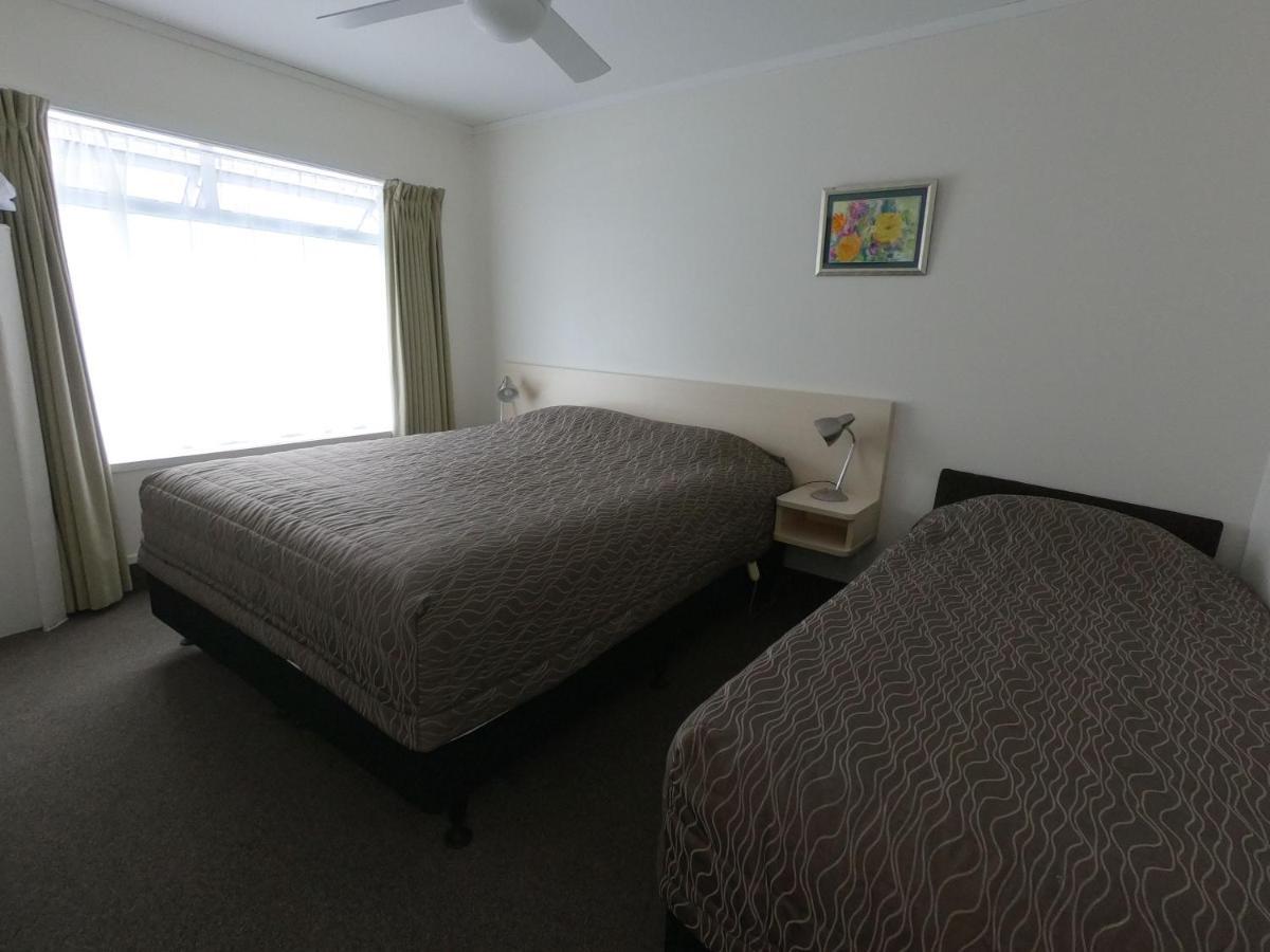 Castle Court Motel Веллсфорд Екстер'єр фото